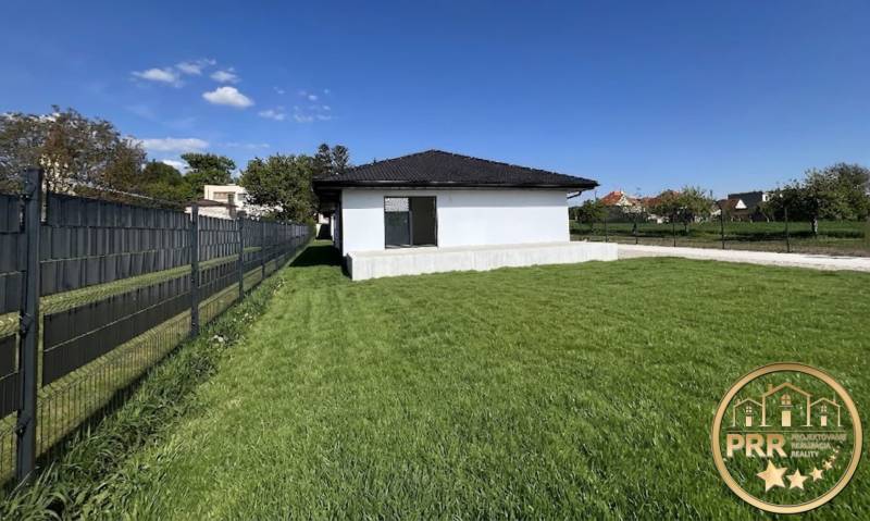 Exteriér-terasa s pozemkom.jpg